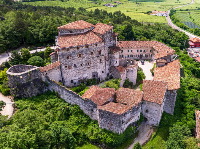 0015_Castel Pietra umgeben von Weinbergen - Credit Freesurf - stock.adobe.com